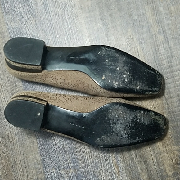 Salvatore FERRAGAMO Size 7 AA Tan Suede Leather Gold design Low Heel - Picture 9 of 16